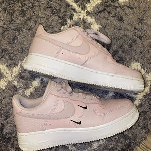 NIKE AIR FORCE 1 ‘07 ESSENTIAL PLATINUM VIOLET WHITE